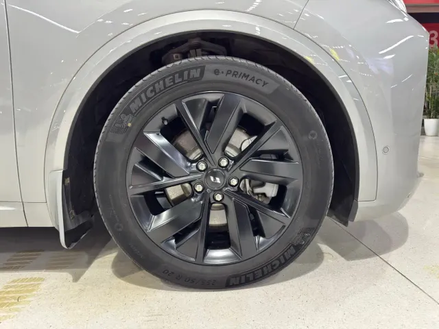 Li Auto L8 — Фото автомобиля 23