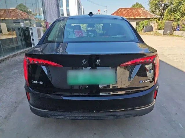 Hongqi E-QM5 — Фото автомобиля 5