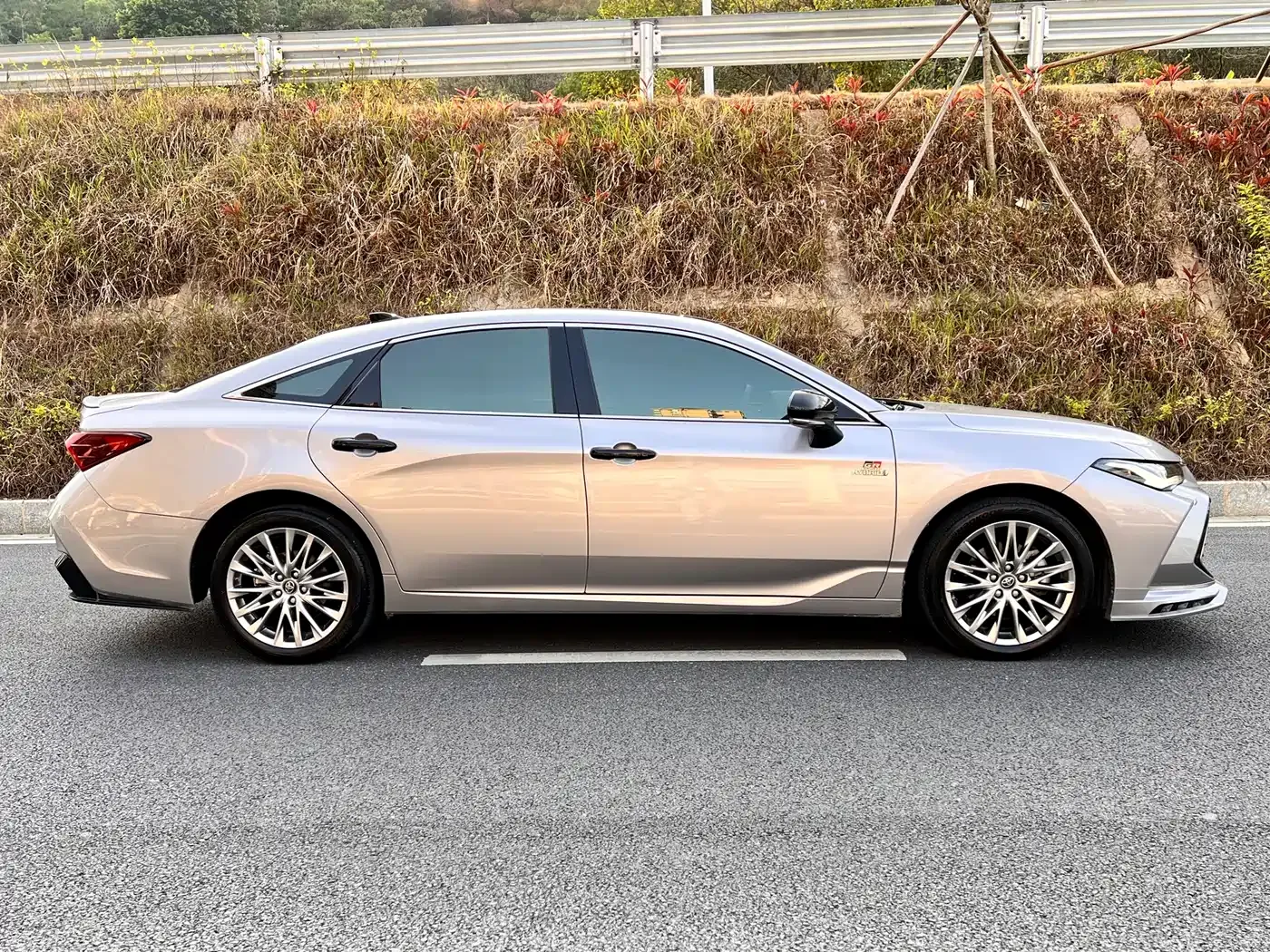 Toyota Avalon 2022 Hybrid 2.5L XLE Premium Edition — Фото автомобиля 4