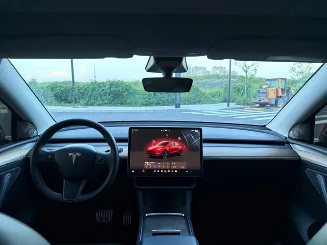 Tesla Model Y — Фото автомобиля 6