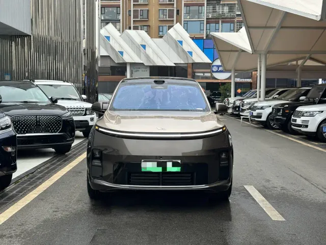 Li Auto L9 — Фото автомобиля 2