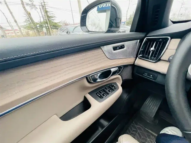 Volvo XC90 — Фото автомобиля 17