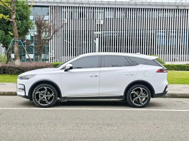 BYD Tang — Фото автомобиля 4