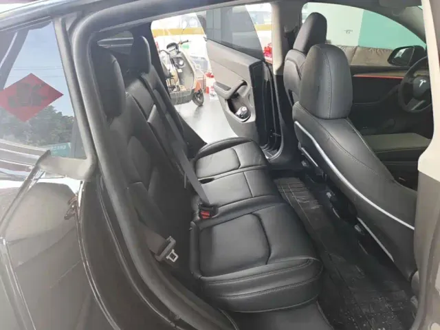Tesla Model Y — Фото автомобиля 16