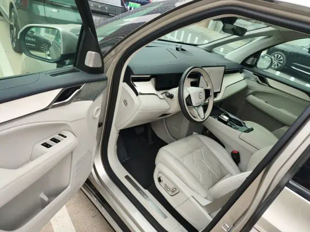 Volvo EM90 — Фото автомобиля 15