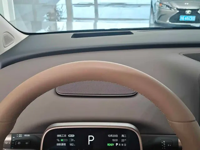 Li Auto i8 — Фото автомобиля 14