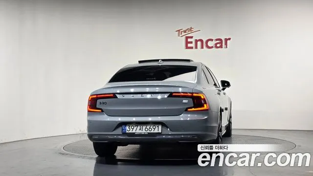 Volvo S90 — Фото автомобиля 4