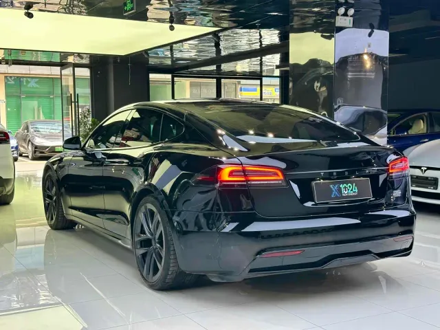 Tesla Model S — Фото автомобиля 16