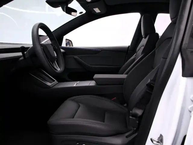 Tesla Model Y — Фото автомобиля 12