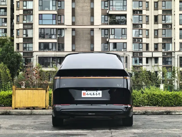 Xpeng X9 — Фото автомобиля 16