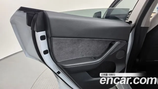 Tesla Model Y — Фото автомобиля 14