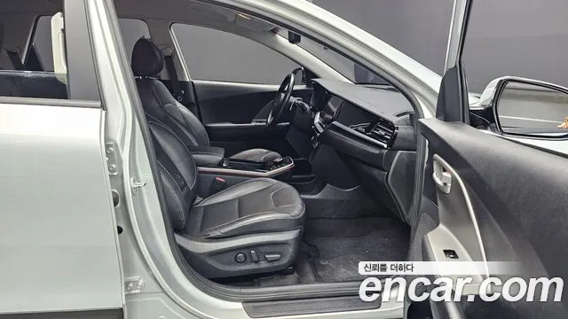 Kia Niro — Фото автомобиля 11