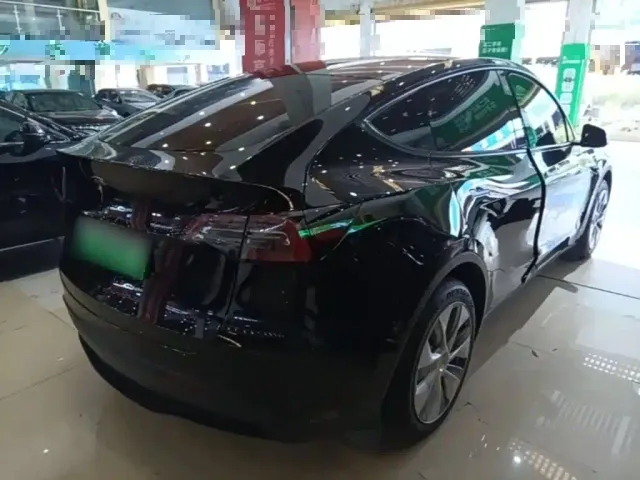 Tesla Model Y — Фото автомобиля 6