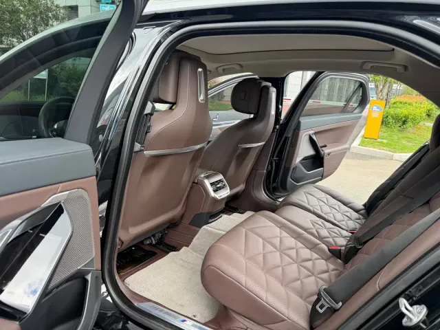 BMW i7 — Фото автомобиля 11