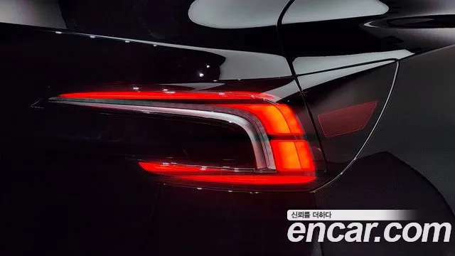 Tesla Model 3 — Фото автомобиля 21