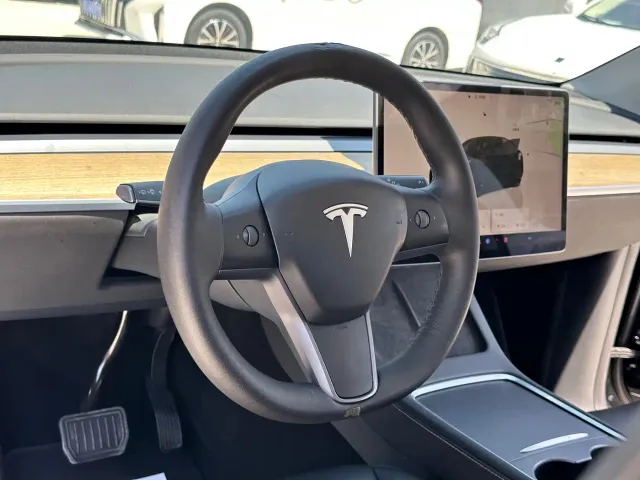 Tesla Model Y — Фото автомобиля 16