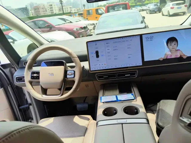 Li Auto MEGA — Фото автомобиля 12