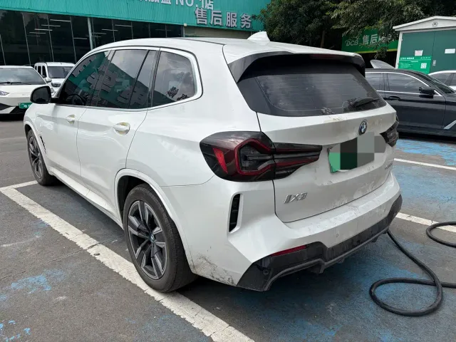 BMW iX3 — Фото автомобиля 9