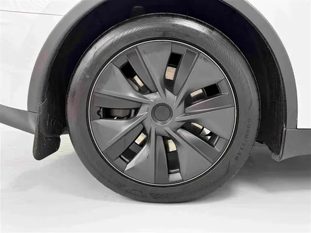 Tesla Model Y — Фото автомобиля 13