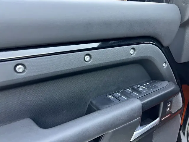 Land Rover Defender — Фото автомобиля 12