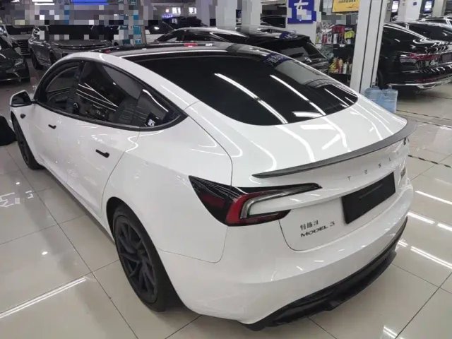 Tesla Model 3 — Фото автомобиля 4