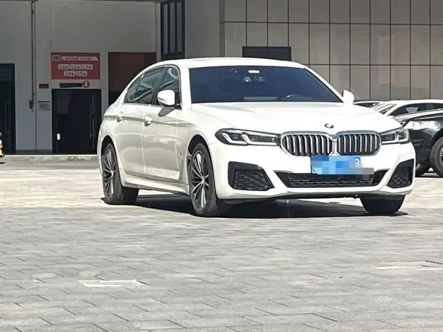 BMW 5 Series — Фото автомобиля 3