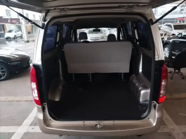 Wuling Hongguang V — Фото автомобиля 18