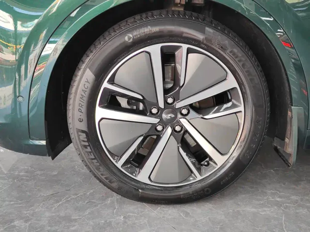 Li Auto L8 — Фото автомобиля 14