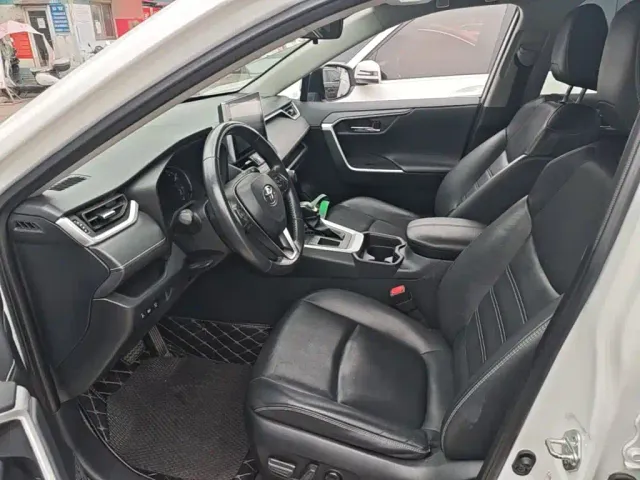 Toyota RAV4 — Фото автомобиля 14