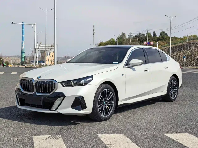 Фотография автомобиля — BMW 5 Series