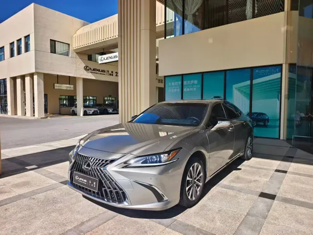 Фотография автомобиля — Lexus ES