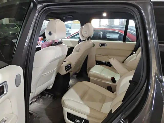 Li Auto L8 — Фото автомобиля 11