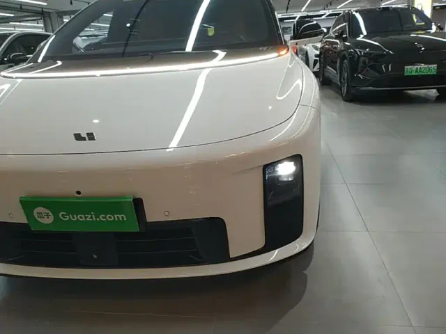 Li Auto i8 — Фото автомобиля 23