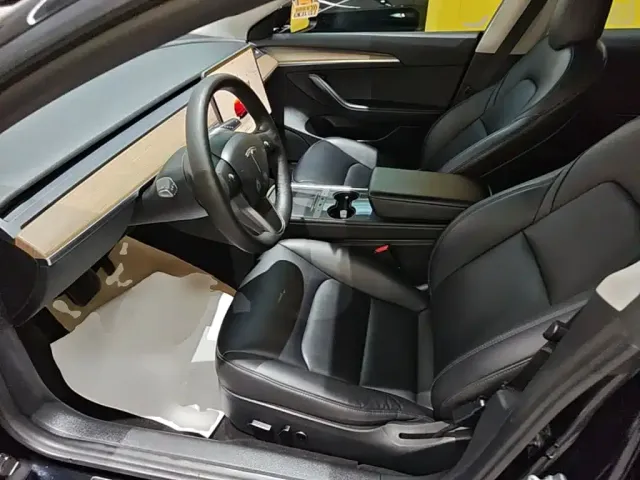 Tesla Model 3 — Фото автомобиля 14