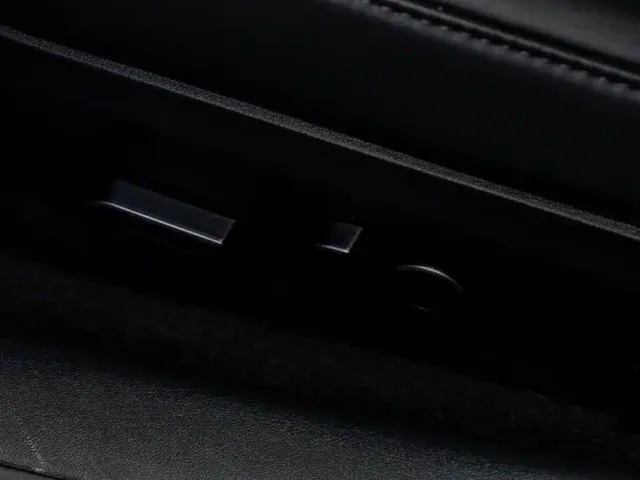 Tesla Model 3 — Фото автомобиля 12