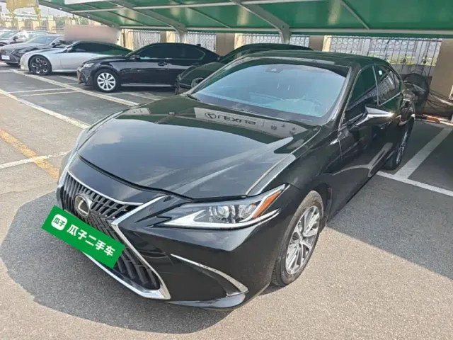 Фотография автомобиля — Lexus ES