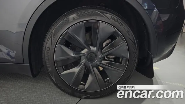 Tesla Model Y — Фото автомобиля 21