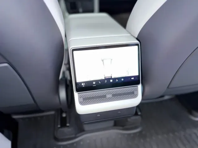 Tesla Model Y L — Фото автомобиля 17