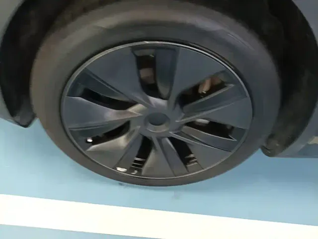 Tesla Model Y — Фото автомобиля 24