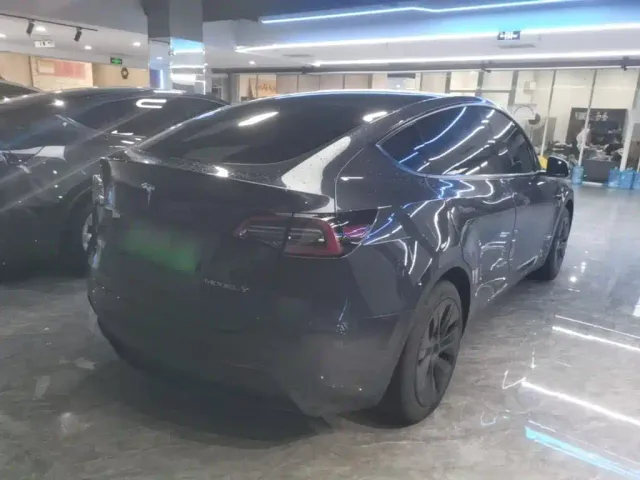 Tesla Model Y — Фото автомобиля 6