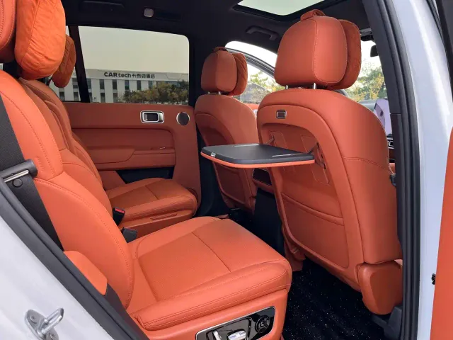 Li Auto L8 — Фото автомобиля 22