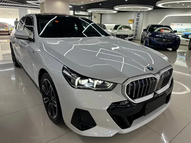 BMW 5 Series — Фото автомобиля 3
