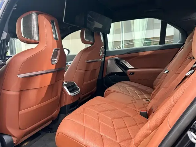 BMW BMW i7 2023 eDrive50L Premium M Sport Package — Фото автомобиля 6