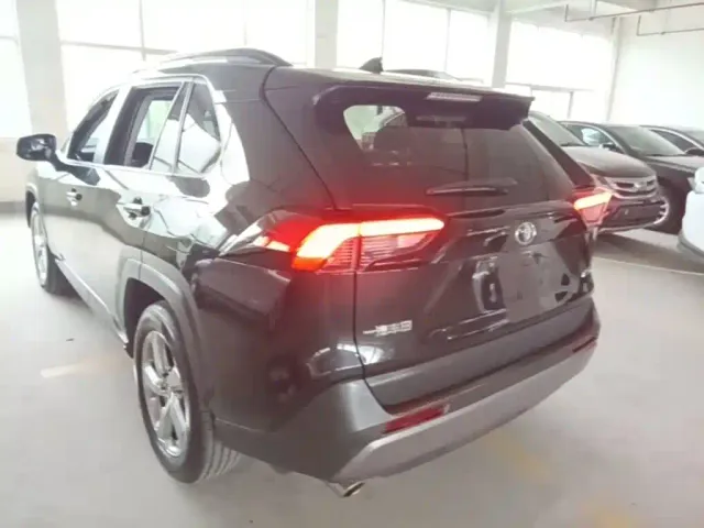 Toyota RAV4 — Фото автомобиля 4