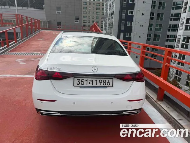 Mercedes-Benz E-Class — Фото автомобиля 3