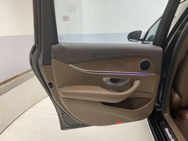 Mercedes-Benz E-Class — Фото автомобиля 27