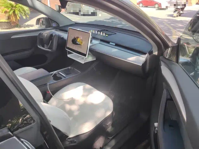 Tesla Model Y — Фото автомобиля 19
