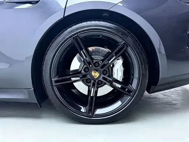 Porsche Taycan — Фото автомобиля 11