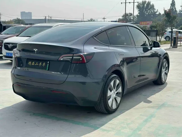 Tesla Model Y — Фото автомобиля 9