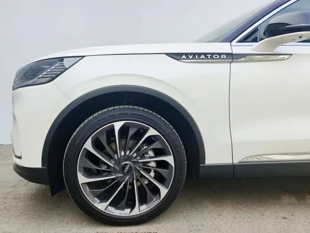 Lincoln Aviator — Фото автомобиля 11